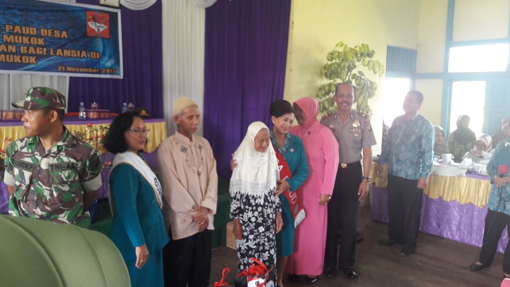 100 Lansia di Kecamatan Mukok Dapat Sembako dari Pemerintah Kabupaten Sanggau