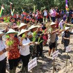 Plh.Bupati Sanggau Bersama Masyarakat Desa Sungai Muntik Tanam Perdana Padi