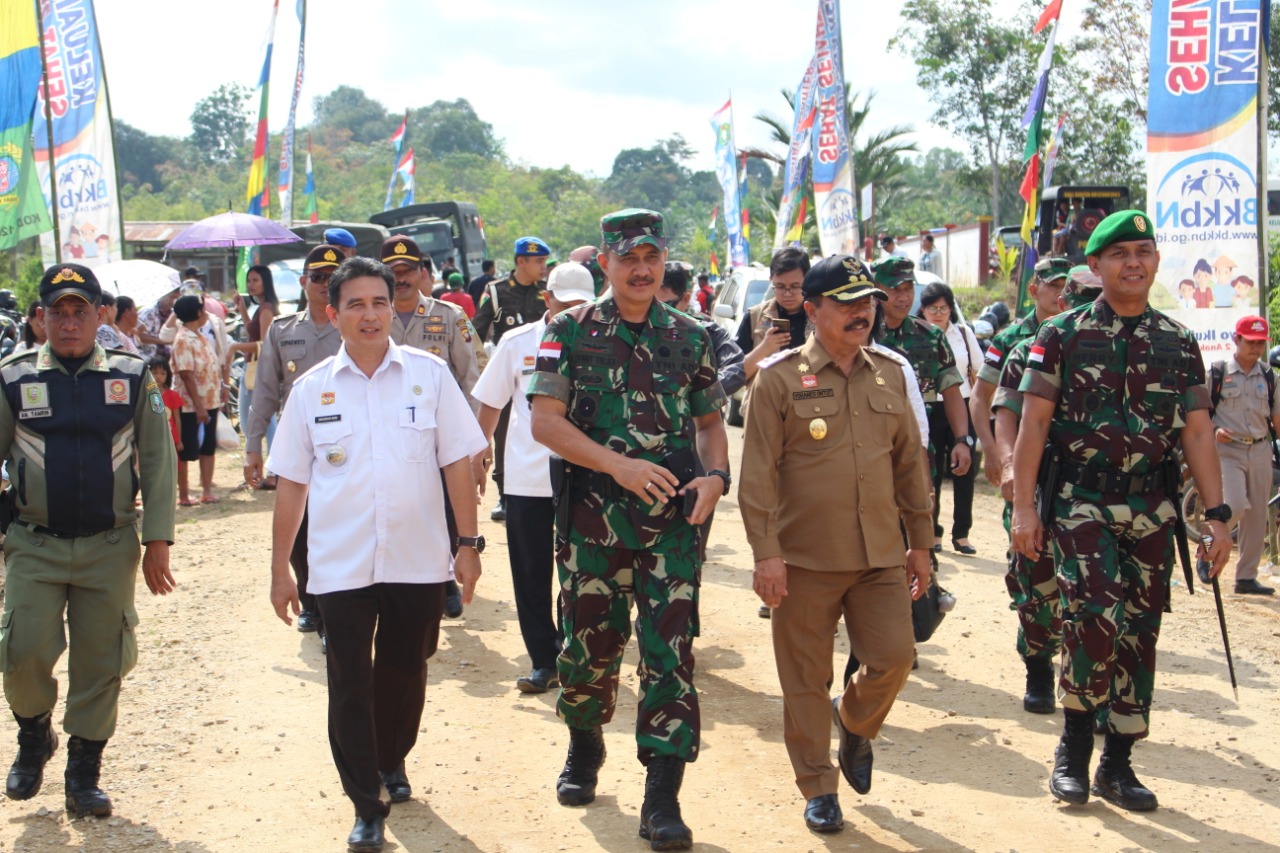 Wakil Bupati Sanggau Hadir Pada Penutupan TMMD Regtas ke-104 TA.2019 Kodim 1204/Sanggau di Desa Sebongkuh