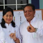 Ditemani Istri, Bupati Sanggau Nyoblos di TPS 09 Imigrasi Kls II B