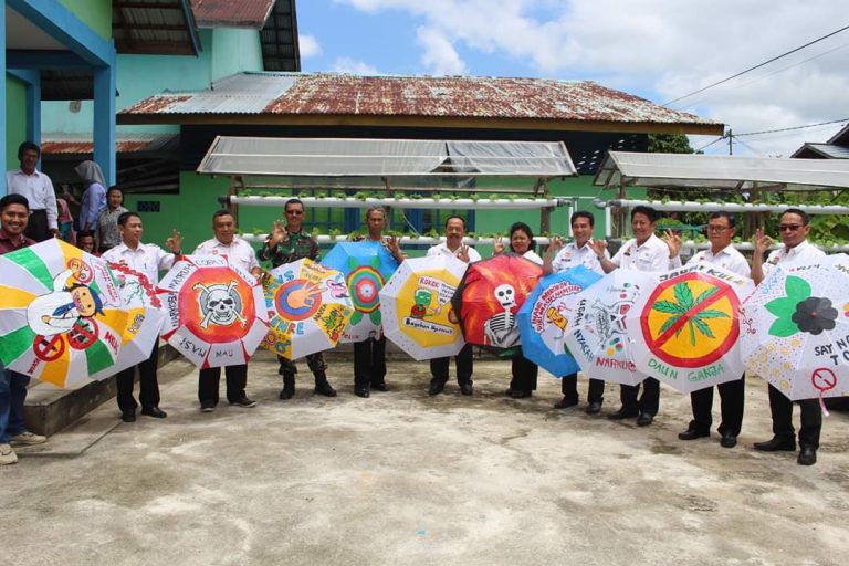 Wakil Bupati Sanggau Apresiasi Hasil Kerajinan Tangan Siswa Siswi Kembayan