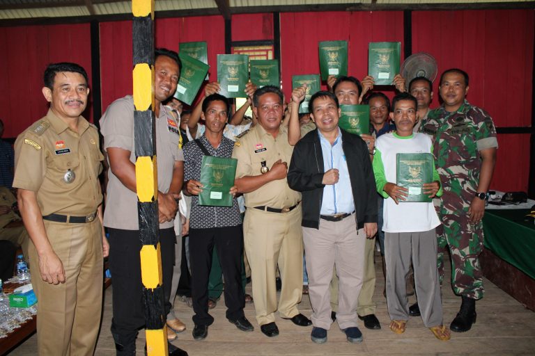 Bupati Sanggau Menyerahkan Sertifikat Hak Atas Tanah PTSL Kepada Masyarakat Desa Mandong