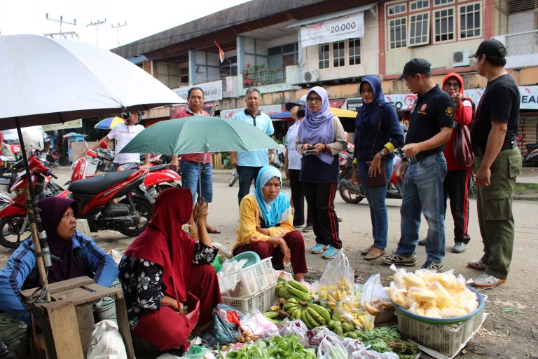 Pemkab Sanggau Tertibkan Para Pedagang di Sepanjang Bahu Jalan Pasar Sentral
