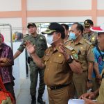 WAKIL BUPATI SANGGAU TURUN TANGAN MEMBERSIHKAN DAN MENATA PASAR JARAI SANGGAU