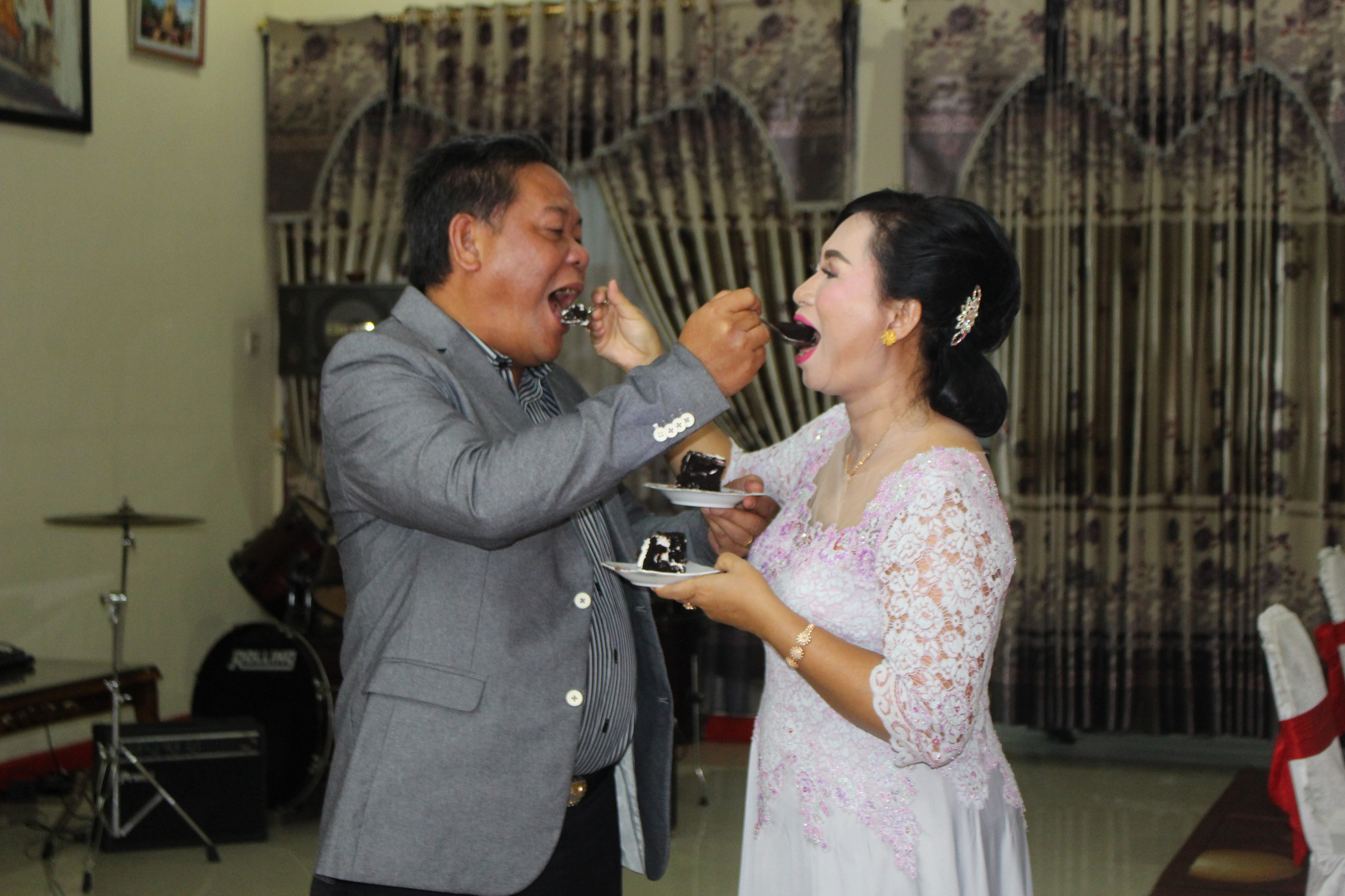 Bupati Sanggau Beserta Istri Merayakan Pesta Pernikahan Perak Ke-25 Tahun