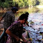 Jaga Lingkungan Sungai, Dinas Lingkungan Hidup Kab.Sanggau lakukan pembersihan Sungai