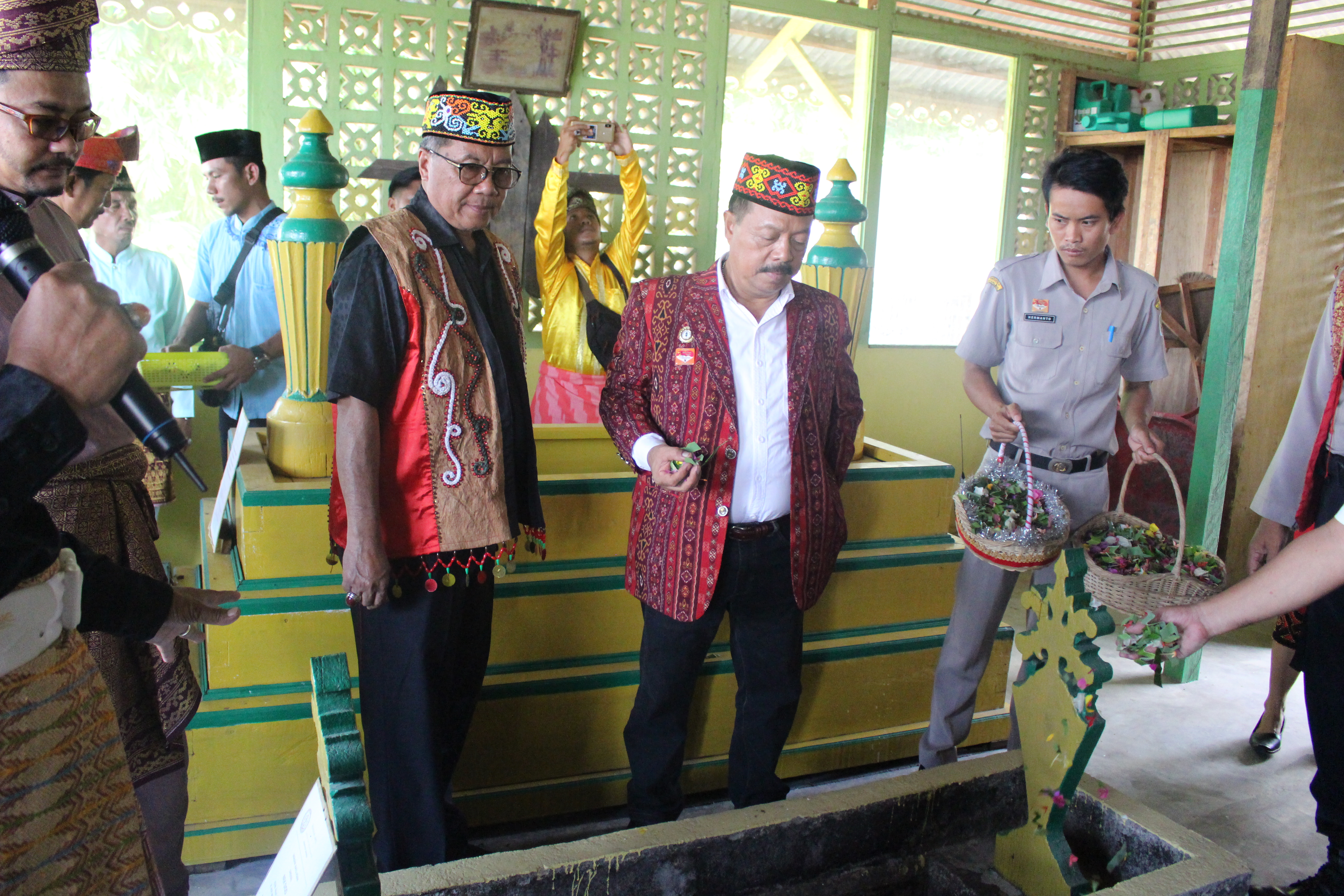 Jelang Hari Jadi ke-403 Kabupaten Sanggau, Wakil Bupati Ziarah Makam Raja dan Makam Bupati Pertama Sanggau