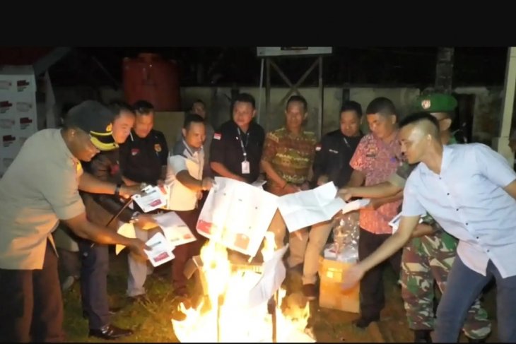 KPU Sanggau telah musnahkan belasan ribu lembar surat suara rusak