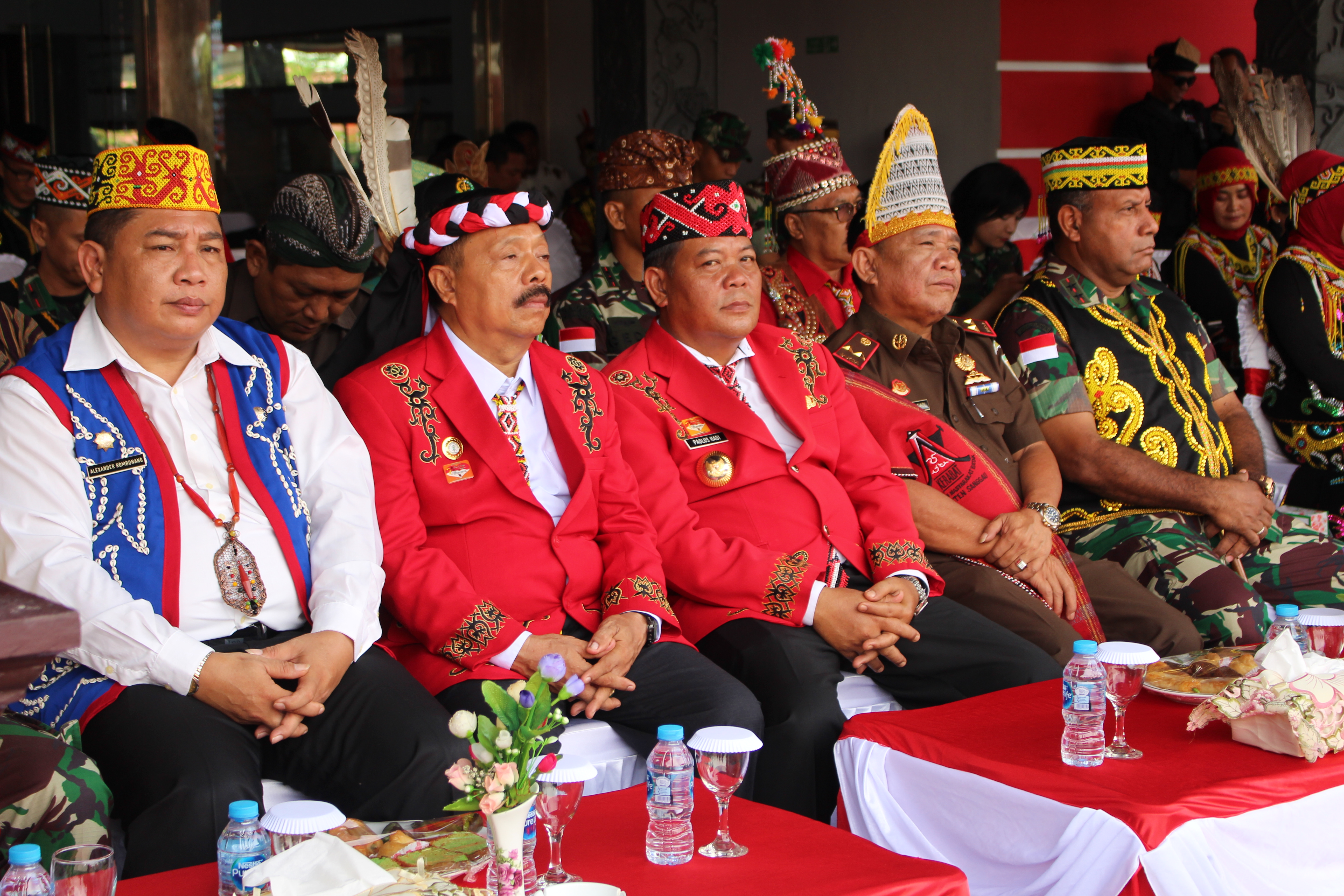Pakaian Adat Nusantara Mewarnai Pelaksanaan Upacara Peringatan Hari Jadi ke-403 Kota Sanggau Tahun 2019