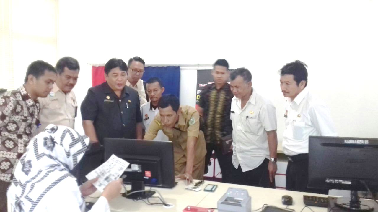 "Uji Coba Lembaga Pelayanan Terpadu Satu Atap di Entikong Kalbar"