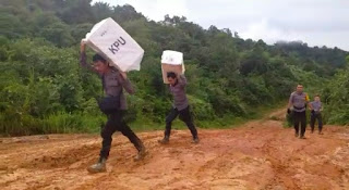 Perjuangan Mengangkut Logistik Pemilu di Pedalaman Perbatasan Entikong