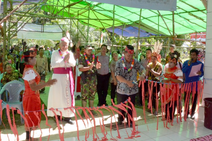 Bupati Sanggau resmikan gereja di Dusun Sekampet, Jangkang