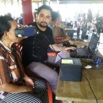 Jemput Bola, Dinas Dukcapil Sanggau Berikan Pelayanan Perekaman KTP-el dan Penerbitan Dokumen Kependudukan di Desa Meranggau