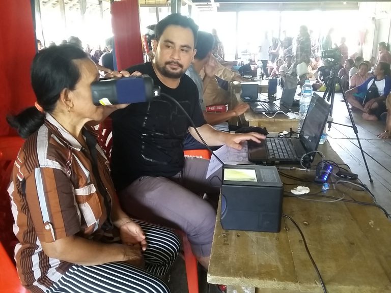 Jemput Bola, Dinas Dukcapil Sanggau Berikan Pelayanan Perekaman KTP-el dan Penerbitan Dokumen Kependudukan di Desa Meranggau
