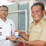 POTO : Bupati Sanggau Paolus Hadi serta Kepala OPD Kabupaten Sanggau melakukan tes urine dalam rangka Hari Anti Narkoba Internasional oleh BNN Kabupaten Sanggau tadi pagi, Selasa (25/6/19). sumber : humas pemkab sanggau