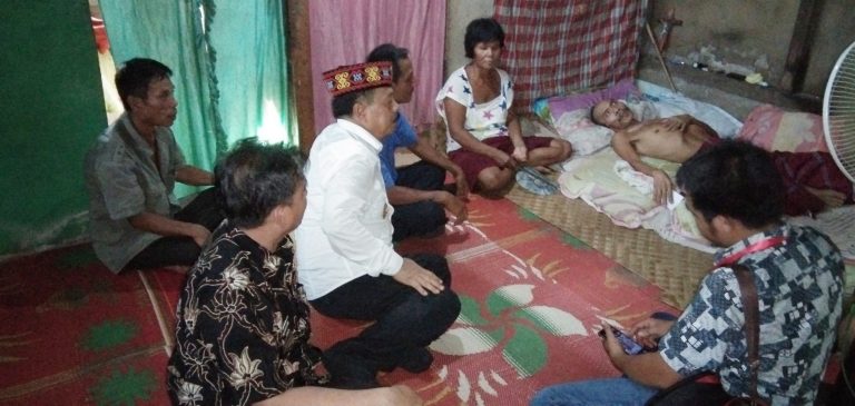 Wakil Bupati Sanggau Kunjungi Warga Tanjung Maya Yang Sakit