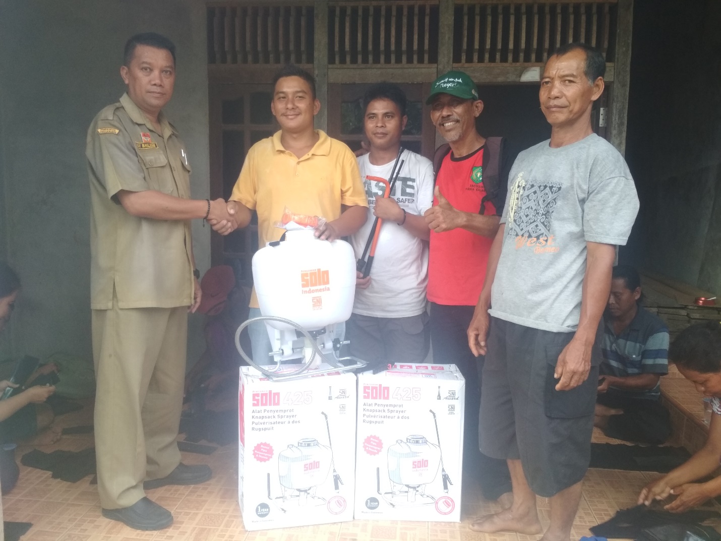 Sosialisasi  dan Penyerahan bantuan Polybag dan Handsprayer  secara simbolis  dikelompok tani  Sawit Baoh Dusun Nala Loba  Desa Embala Kecamatan Parindu Hulu.