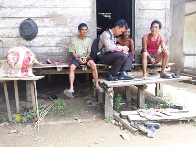 Jalin Keakraban Bhabinkamtibmas Sambangi Warga Desa Binaan