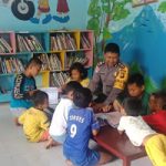 Brigadir Novi Iswandi Ajarkan Anak-Anak di Taman Bacaan Kemala Cinta Indonesia Untuk Membaca