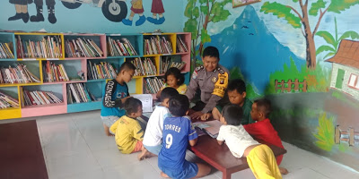 Brigadir Novi Iswandi Ajarkan Anak-Anak di Taman Bacaan Kemala Cinta Indonesia Untuk Membaca