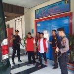 Anggota Sabhara Polres Sangga Laksanakan Pengawalan Sidang Tahanan