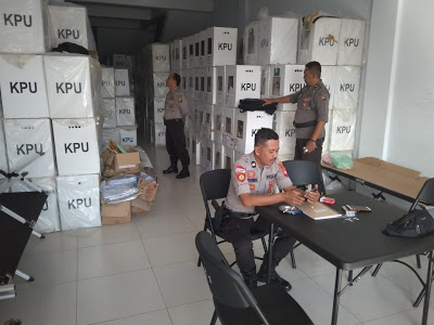 Anggota Polres Sanggau Laksanakan Pam Logistik KPUD Sanggau