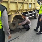 Personil Lalu Lintas Polres Sanggau Ini Bantu Sopir Perbaiki Kendaraannya