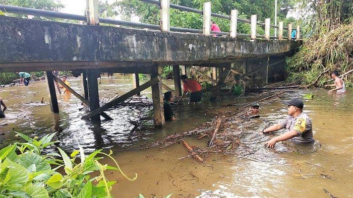 Bhabinkamtibmas Desa Lubuk Sabuk Bersama Warga Bersihkan Ruas Jalan dan Jembatan