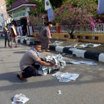 Usai shalat Idul Fitri, Kapolres Sanggau pungut sampah koran