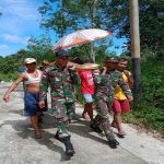 Akses Jalan Sulit Personel Satgas Yonmek 643 Tandu Warga yang Sakit Pulang ke Rumah