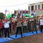 POTO : Wakil Bupati Sanggau Yohanes Ontot membuka turnamen Sumpit memperingatan Hari Bhayangkara ke 73 Tahun 2019 di Halaman Mapolres Sanggau (12/7/2019). Pembukaan turnamen ditandai dengan peniupan sumpit oleh Wakil Bupati Sanggau Drs Yohanes Ontot bersama Kapolres Sanggau AKBP Imam Riyadi. (humas polres sanggau)