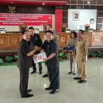 WAKIL BUPATI SANGGAU SERAHKAN NOTA KUA DAN PPAS KEPADA DPRD SANGGAU