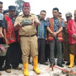 PELETAKAN BATU PERTAMA RUMAH BETANG DESA SEJOTANG TAYAN HILIR OLEH BUPATI SANGGAU