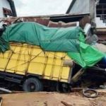 Rem Blong, Truck Seruduk Warung di Simpang Ampar Tayan