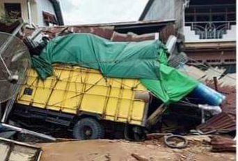Rem Blong, Truck Seruduk Warung di Simpang Ampar Tayan