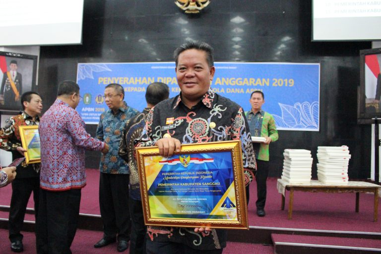 Bupati Sanggau Terima DIPA TA.2019 Sekaligus Mendapat Penghargaan WTP Atas Dasar Keberhasilan Menyusun Anggaran 2017