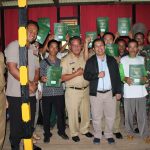 Bupati Sanggau Menyerahkan Sertifikat Hak Atas Tanah PTSL Kepada Masyarakat Desa Mandong
