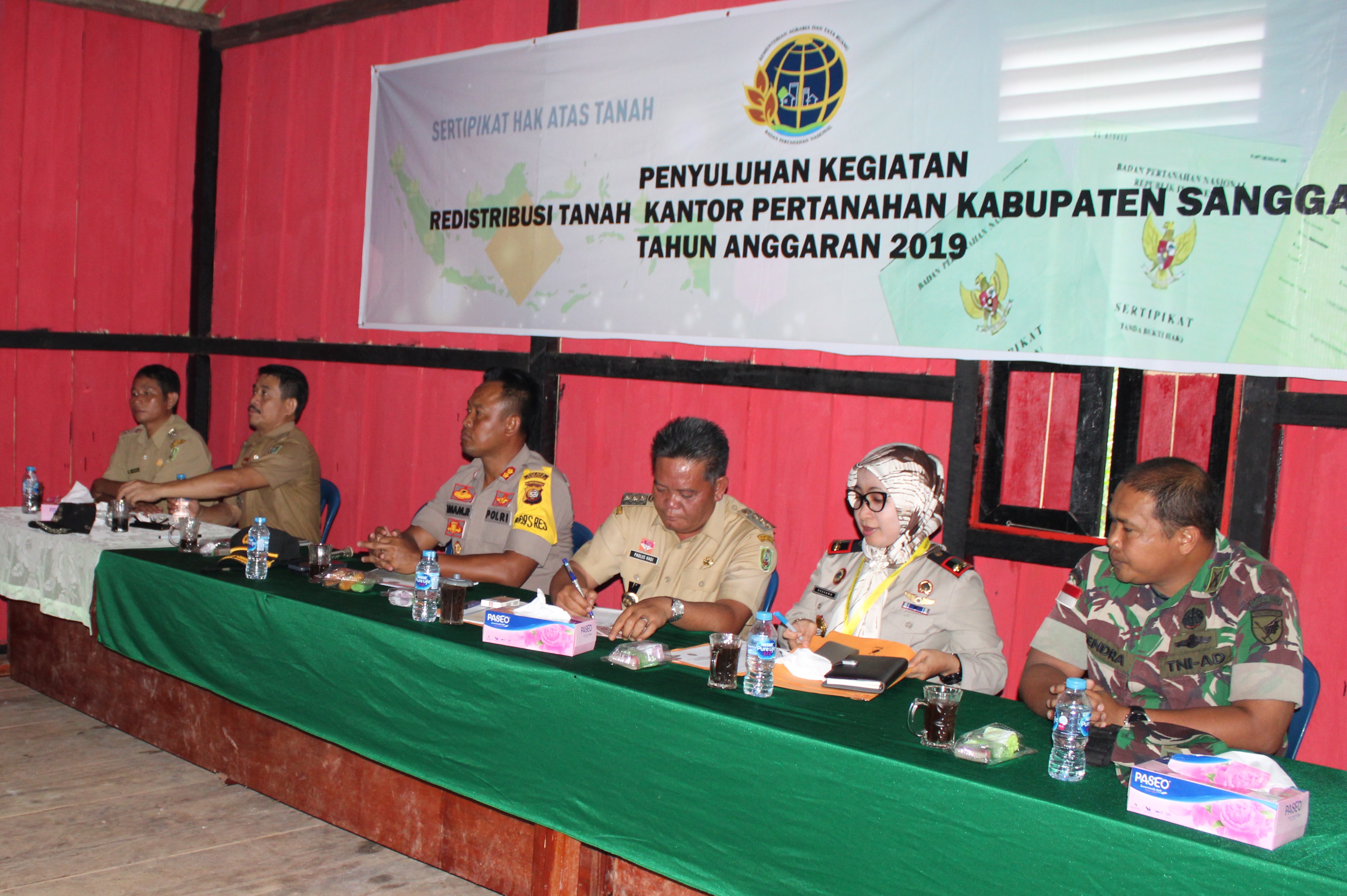 Kepala BPN Sanggau Yuliana, SH, M.Eng Memberikan Penyuluhan Tentang Redistribusi TORA Kepada Masyarakat Desa Mandong