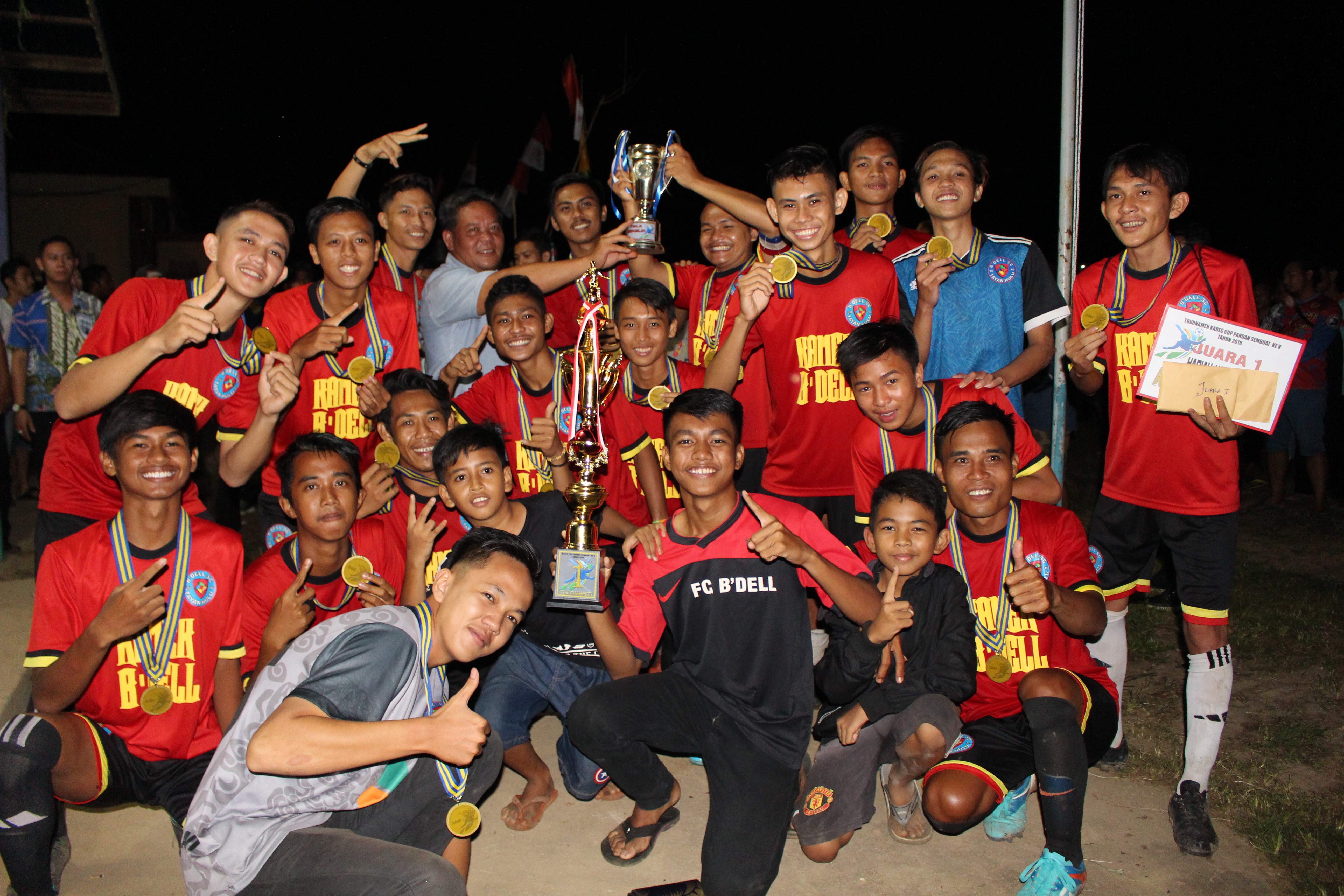 Bupati Sanggau Menyaksikan Pertandingan Final B’dell SC Vs Sahabat FC Pada Tournament Sepak Bola Kades Cup V Desa Pandan Sembuat