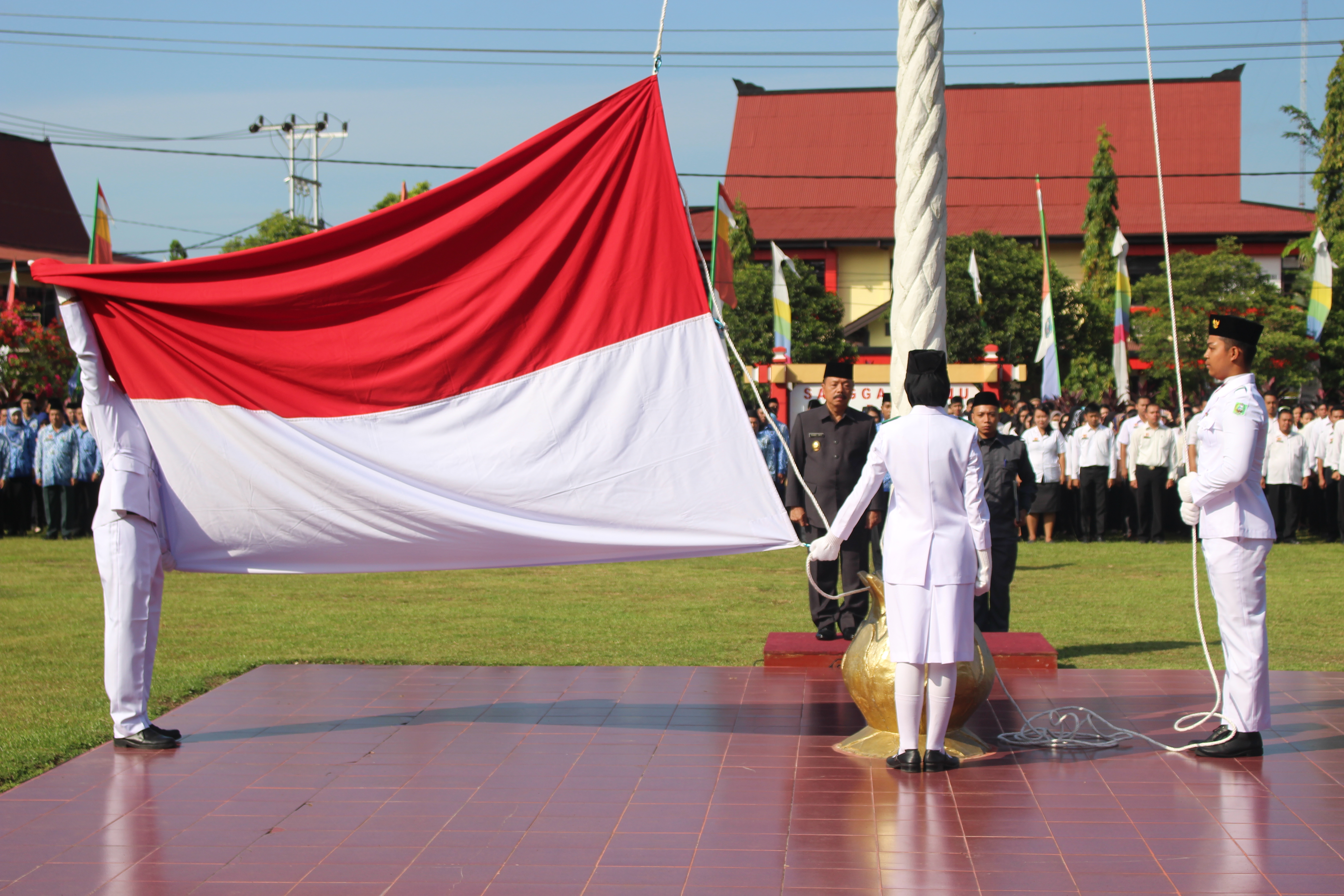 Wabup Sanggau Drs.Yohanes Ontot, M.Si Pimpin Upacara Hardiknas dan Peringatan Hari Otonomi Daerah ke-XXIII