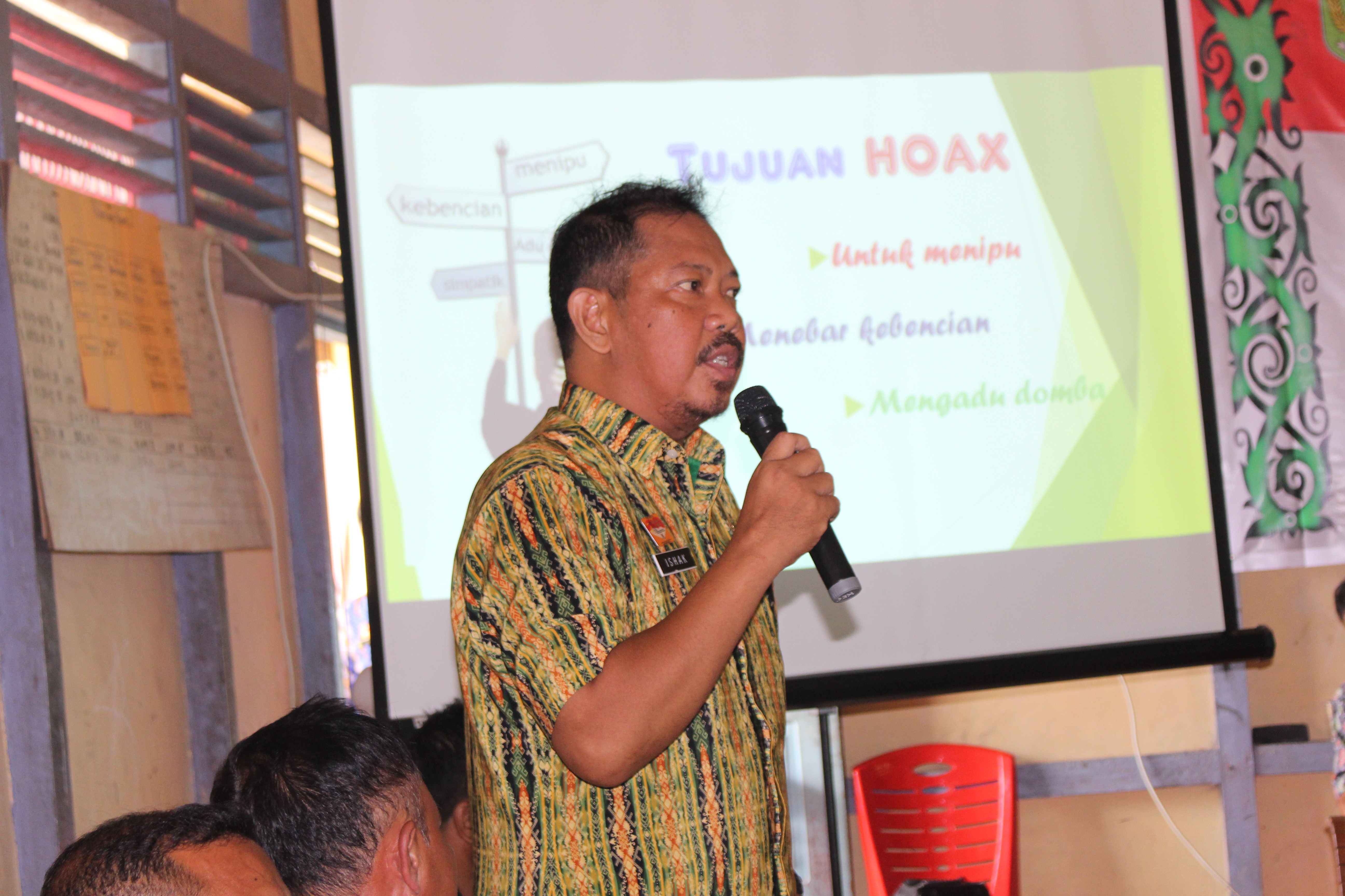 Diskominfo Sanggau Menyampaikan Sosialisasi Anti Hoax Di Desa Bagan Asam Kecamatan Toba