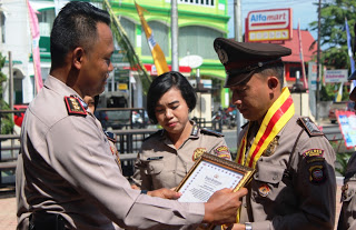 Dua Anggota Polres Sanggau Diganjar Penghargaan Oleh Kapolres Sanggau