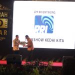 LPP-RRI Entikong Kabupaten Sanggau Meraih Kategori Terbaik Radio Peduli Perbatasan Di Malam Anugerah KPID Kalbar 2018