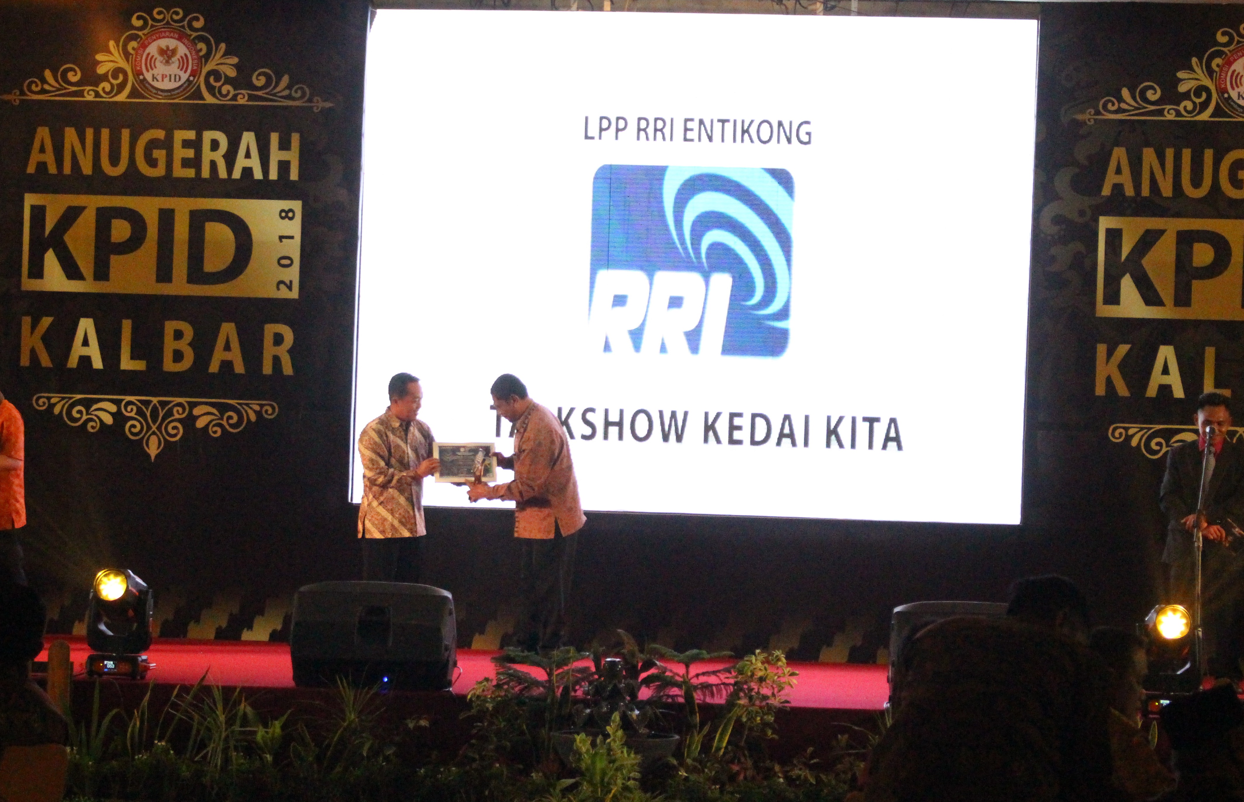 LPP-RRI Entikong Kabupaten Sanggau Meraih Kategori Terbaik Radio Peduli Perbatasan Di Malam Anugerah KPID Kalbar 2018