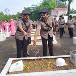 Kapolres Sanggau Beserta Waka Melaksanakan Tabur Bunga di Makam Pahlawan Patriot Bangsa
