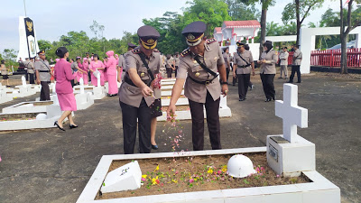 Kapolres Sanggau Beserta Waka Melaksanakan Tabur Bunga di Makam Pahlawan Patriot Bangsa