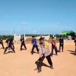 Bhabinkamtibmas Latih Satpam Senam Tongkat Polri