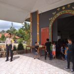 Pengamanan Gereja St. Fransiskus Asisi Sontas oleh Personil Polsek Entikong