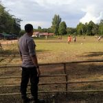 Bhabinkamtibmas Amankan Pertandingan Sepak Bola di Desa Binaan
