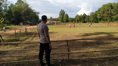 Bhabinkamtibmas Amankan Pertandingan Sepak Bola di Desa Binaan